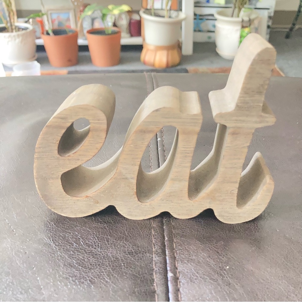 Wooden 'Eat' Sign Decor